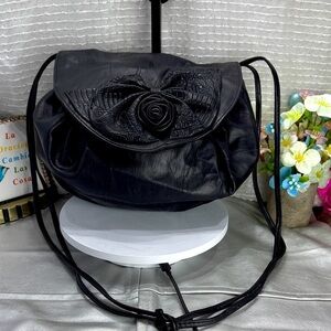 (E4) mit 31 Vintage 80s faux leather crossbody bag with a rose